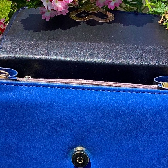 Unbranded Blue Bag With Heart Shaped Decorative Heart Shaped Snap. - Picture 7 of 10